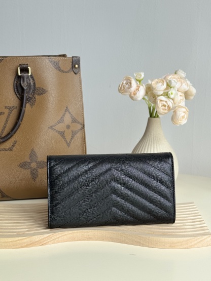 サンローラン「Saint Laurent」カサンドラ ラージウォレット（ラムスキン）