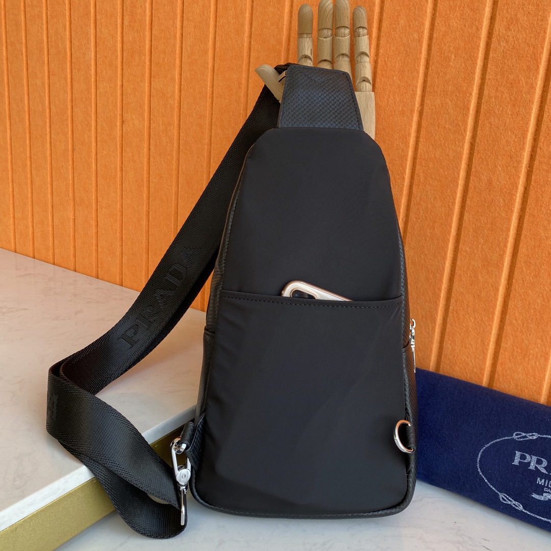 プラダ「Prada」エッセンシャル メンズ チェストバッグ