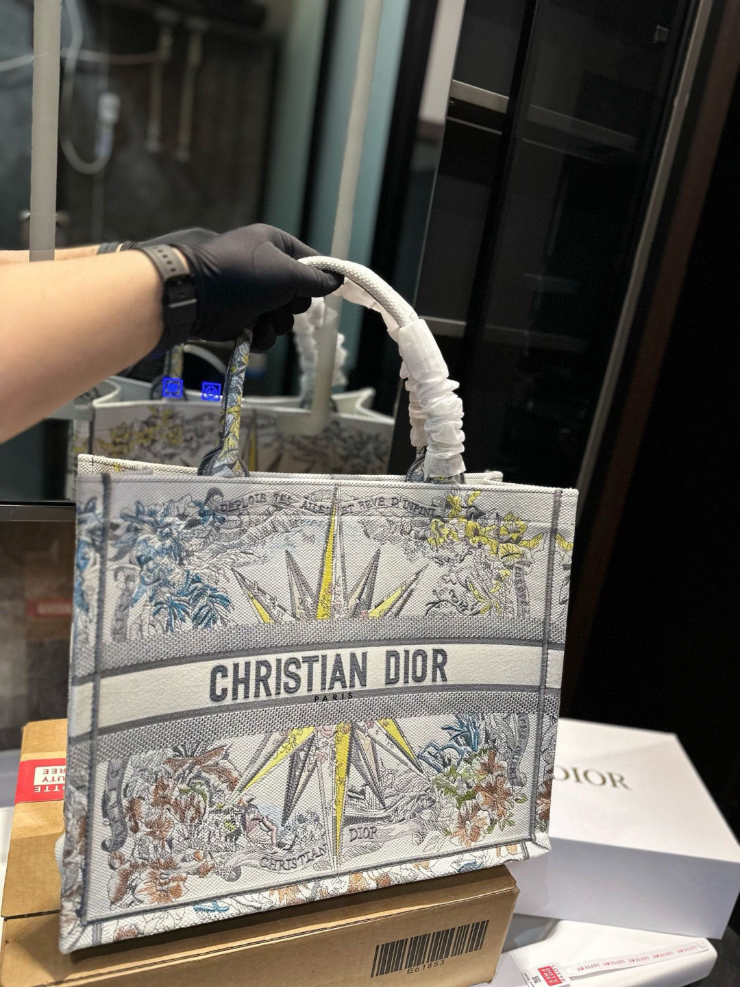 ディオール Dior Book Tote バッグ スモール、ミディアム、ラージの3つのサイズ