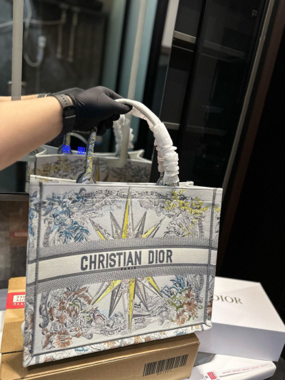 ディオール Dior Book Tote バッグ スモール、ミディアム、ラージの3つのサイズ