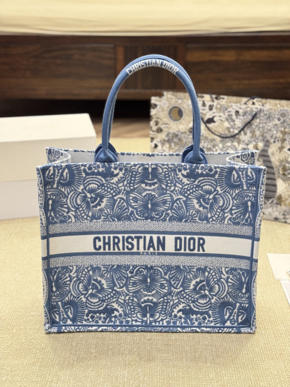 ディオール Dior Book Tote バッグ スモール、ミディアム、ラージの3つのサイズ