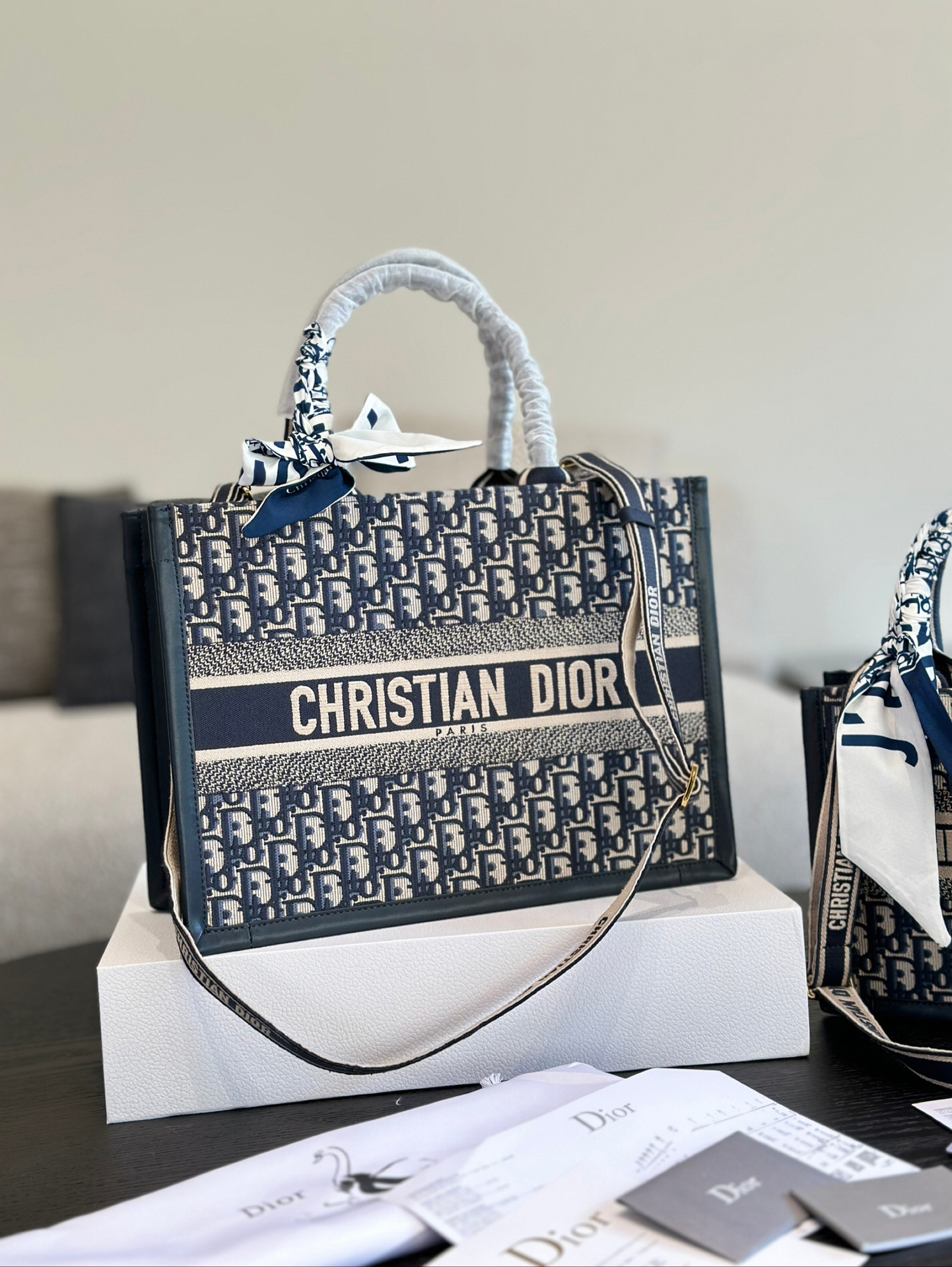 ディオール Dior Book Tote バッグ スモール、ミディアムの2つのサイズ