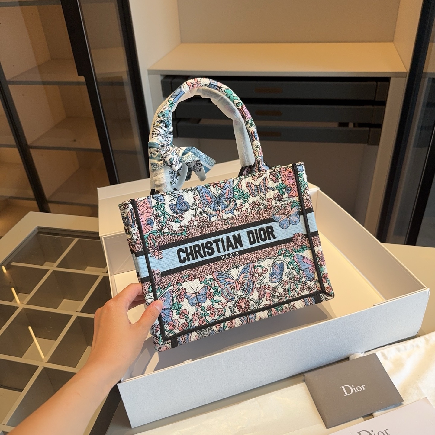 ディオール Dior Book Tote バッグ スモール、ミディアム、ラージの3つのサイズ