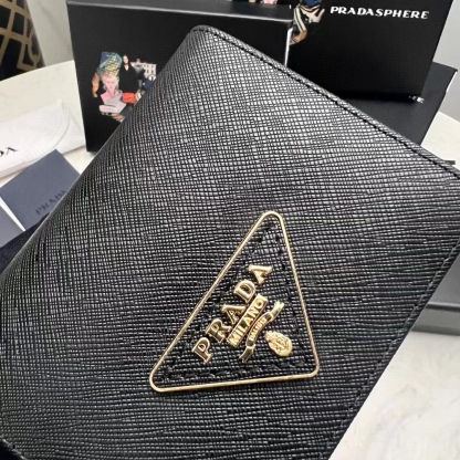 プラダ「Prada」メンズ ショートウォレット