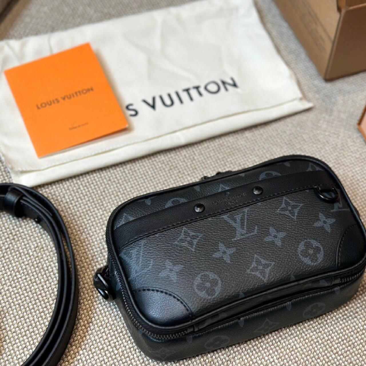 ルイ・ヴィトン「Louis Vuitton」新登場！ 男のための「黒武士」モノグラムカメラバッグ、究極の機能性とスタイルを兼ね備える
