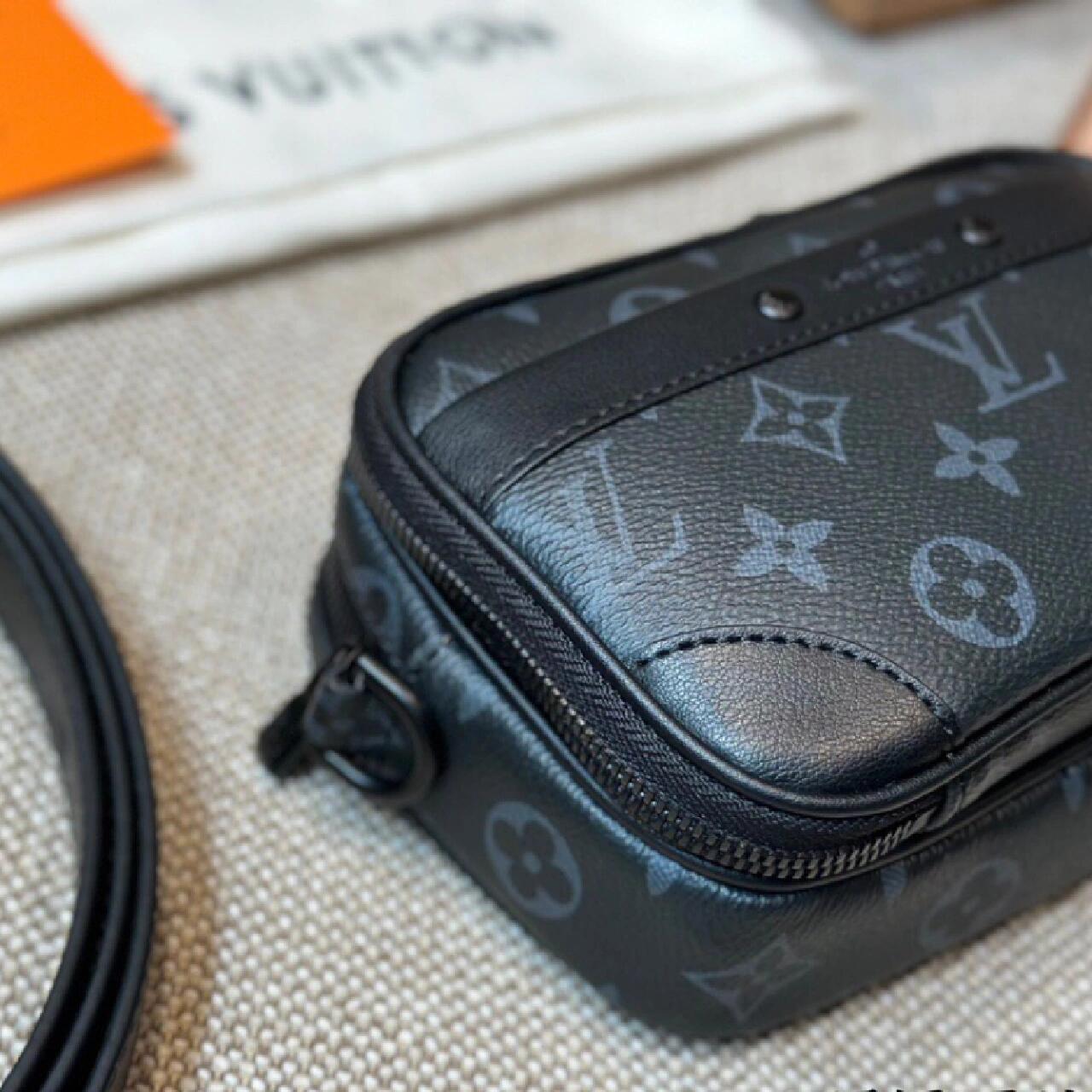 ルイ・ヴィトン「Louis Vuitton」新登場！ 男のための「黒武士」モノグラムカメラバッグ、究極の機能性とスタイルを兼ね備える