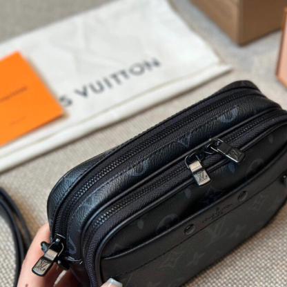 ルイ・ヴィトン「Louis Vuitton」新登場！ 男のための「黒武士」モノグラムカメラバッグ、究極の機能性とスタイルを兼ね備える