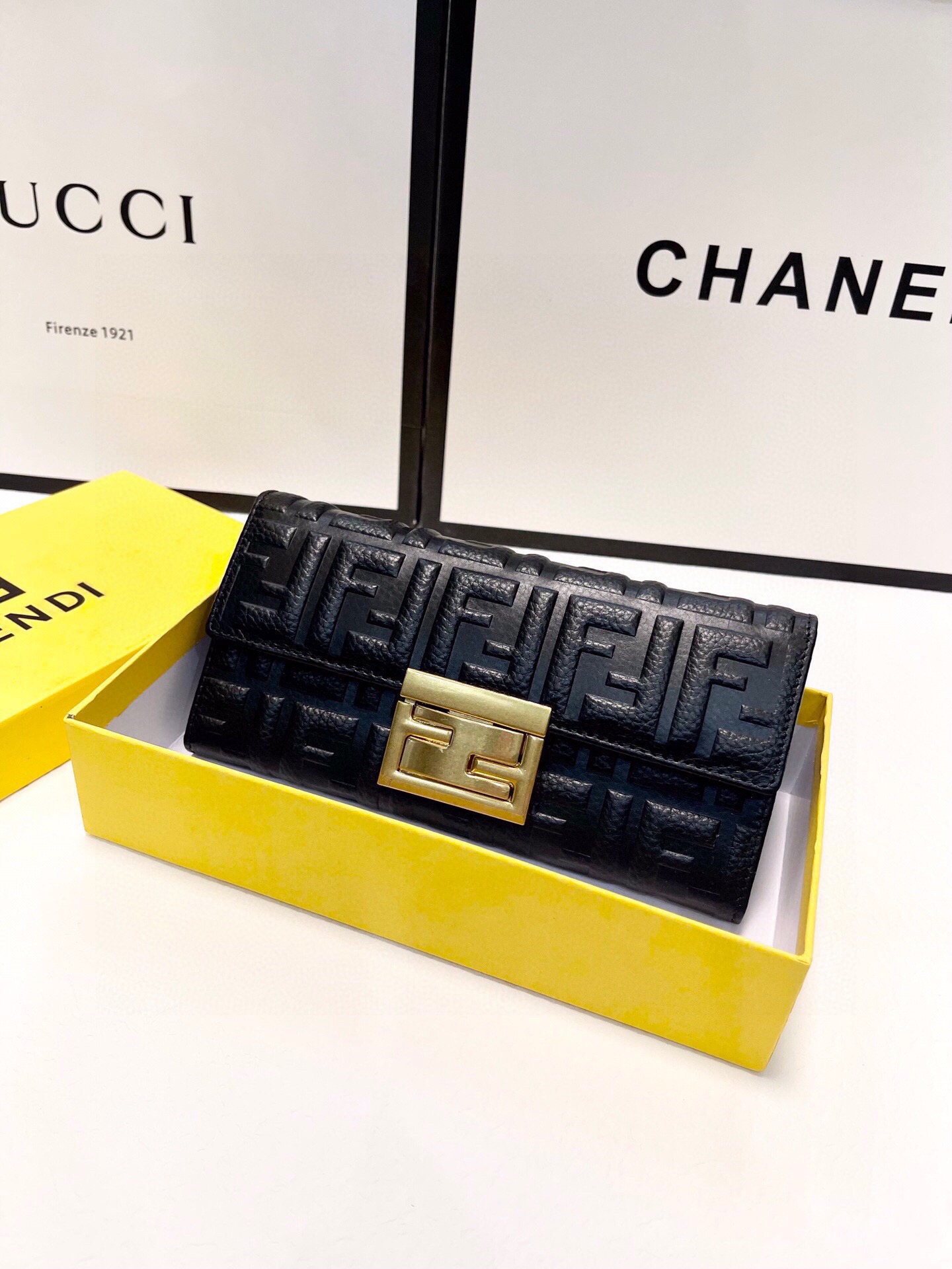 フェンディ「Fendi」高級エンボス牛革の大きな イタリア製財布