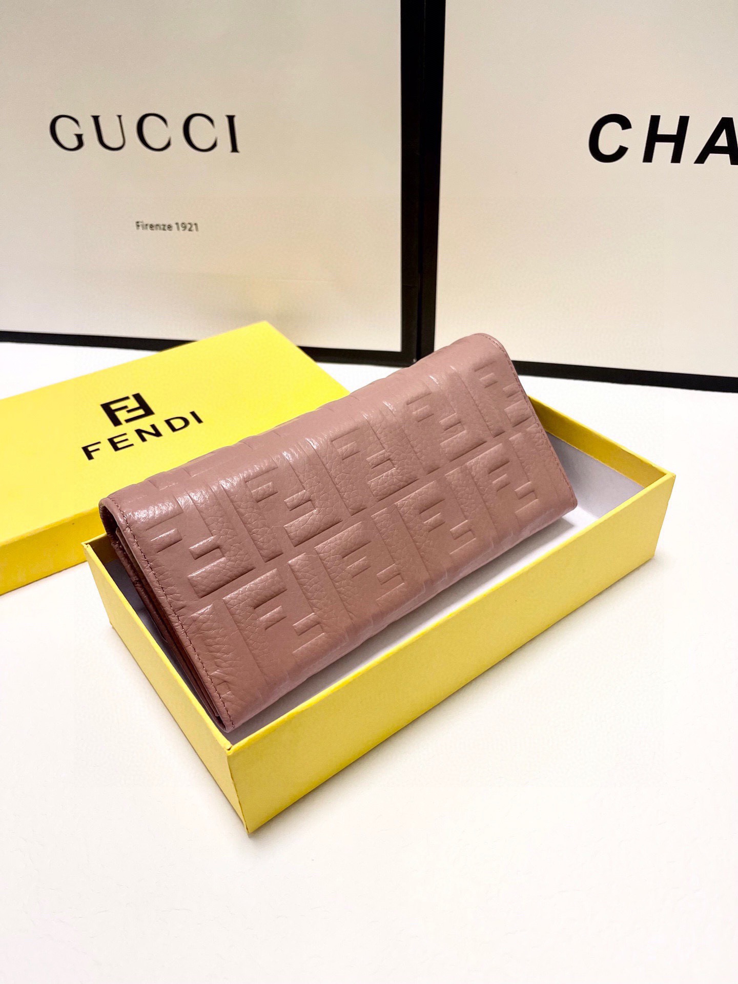 フェンディ「Fendi」高級エンボス牛革の大きな イタリア製財布