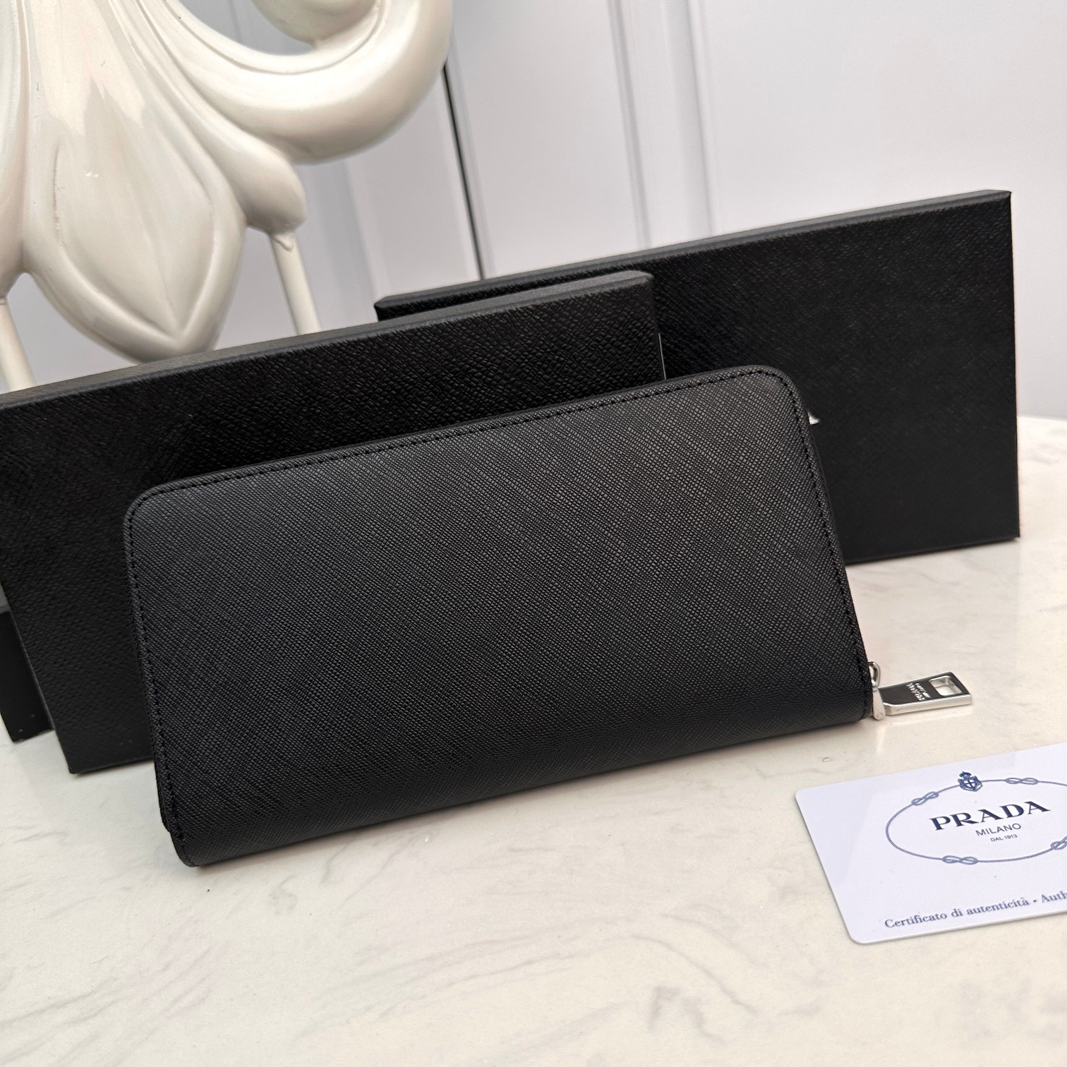 プラダ「PRADA」プレミアムレザー ジップウォレット「おしゃれ男性必携」