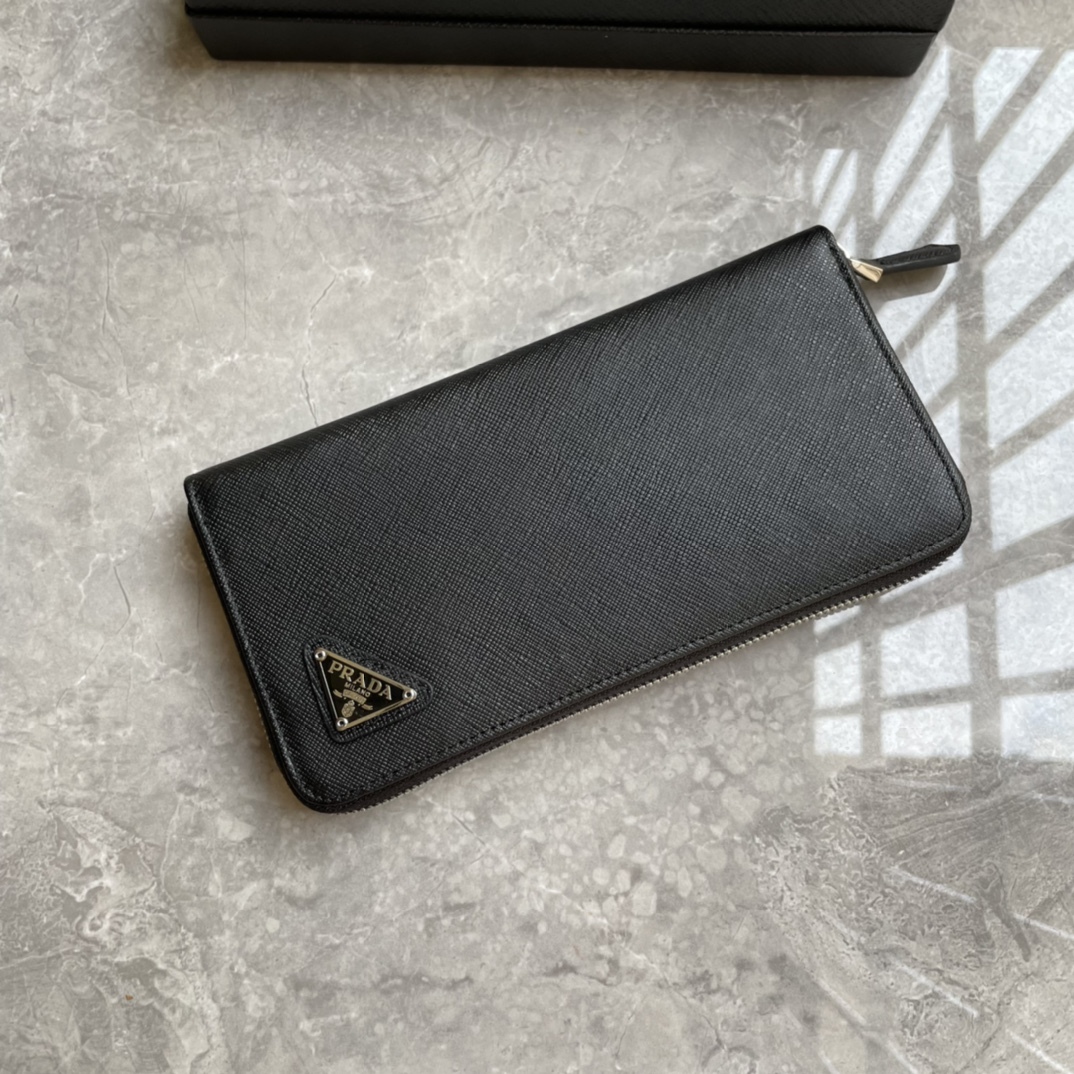 プラダ「PRADA」サフィアーノレザー 財布