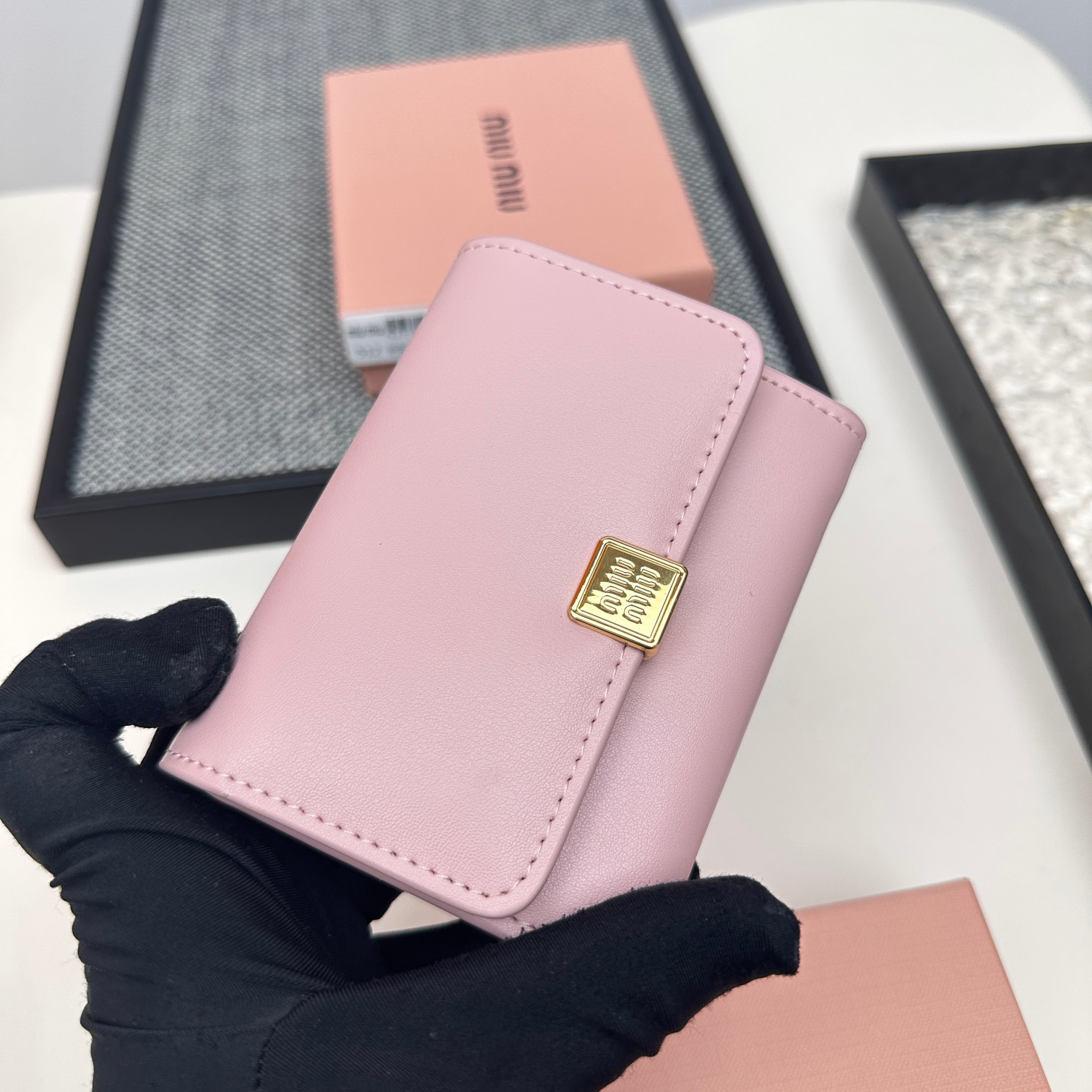 ミュウミュウ「Miu Miu」二つ折りスモールウォレット