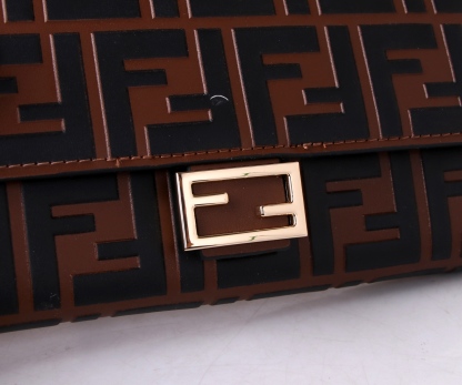 フェンディ「Fendi」高級エンボス牛革の大きな イタリア製財布