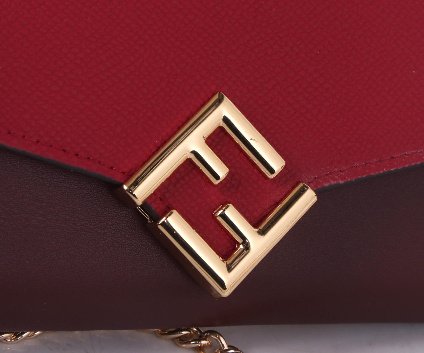 フェンディ「Fendi」高級エンボス牛革の大きな イタリア製財布