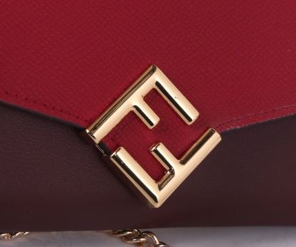 フェンディ「Fendi」高級エンボス牛革の大きな イタリア製財布