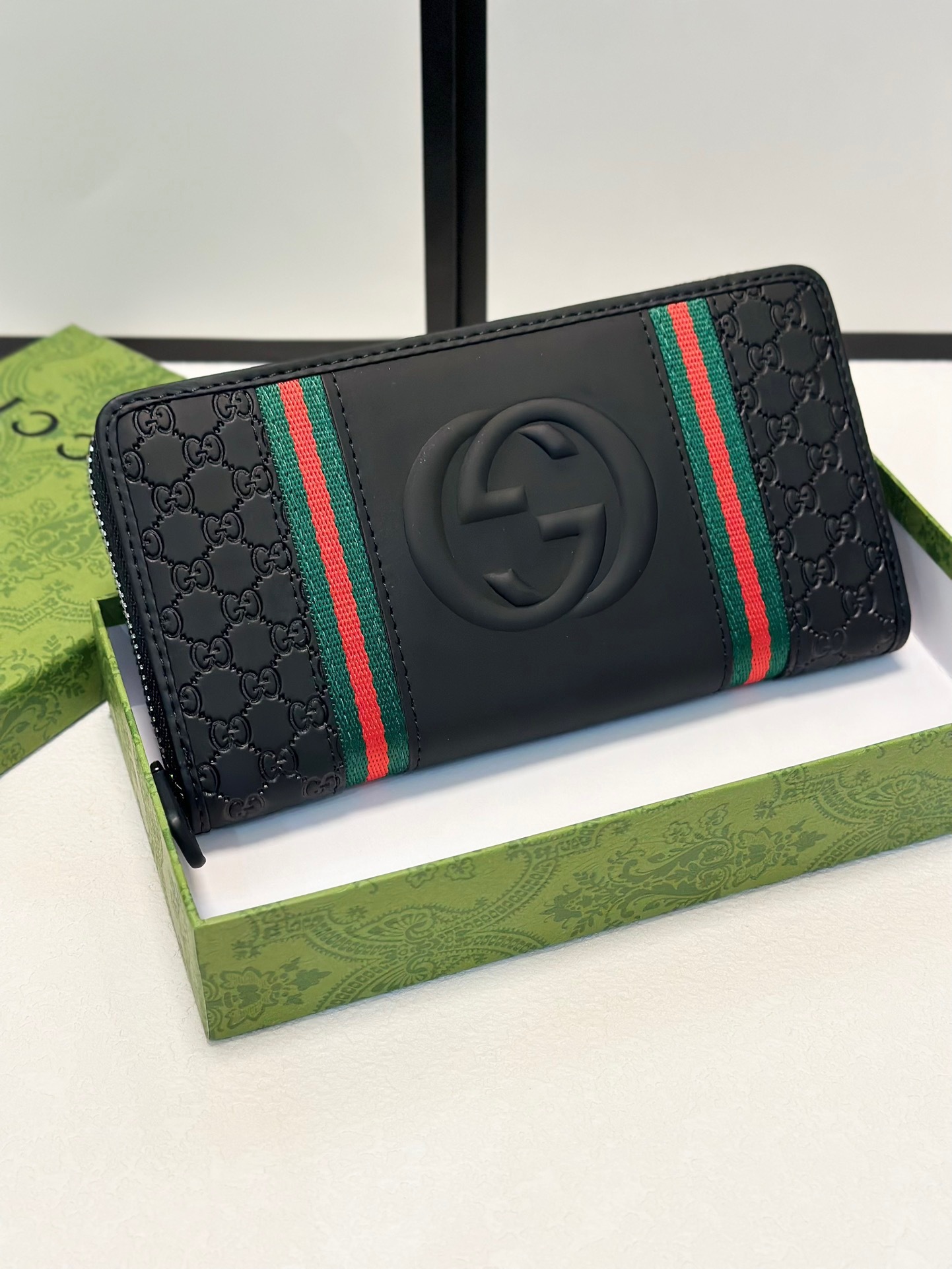 グッチ「Gucci」シグネチャー レザー ウェブ ジップアラウンドウォレット