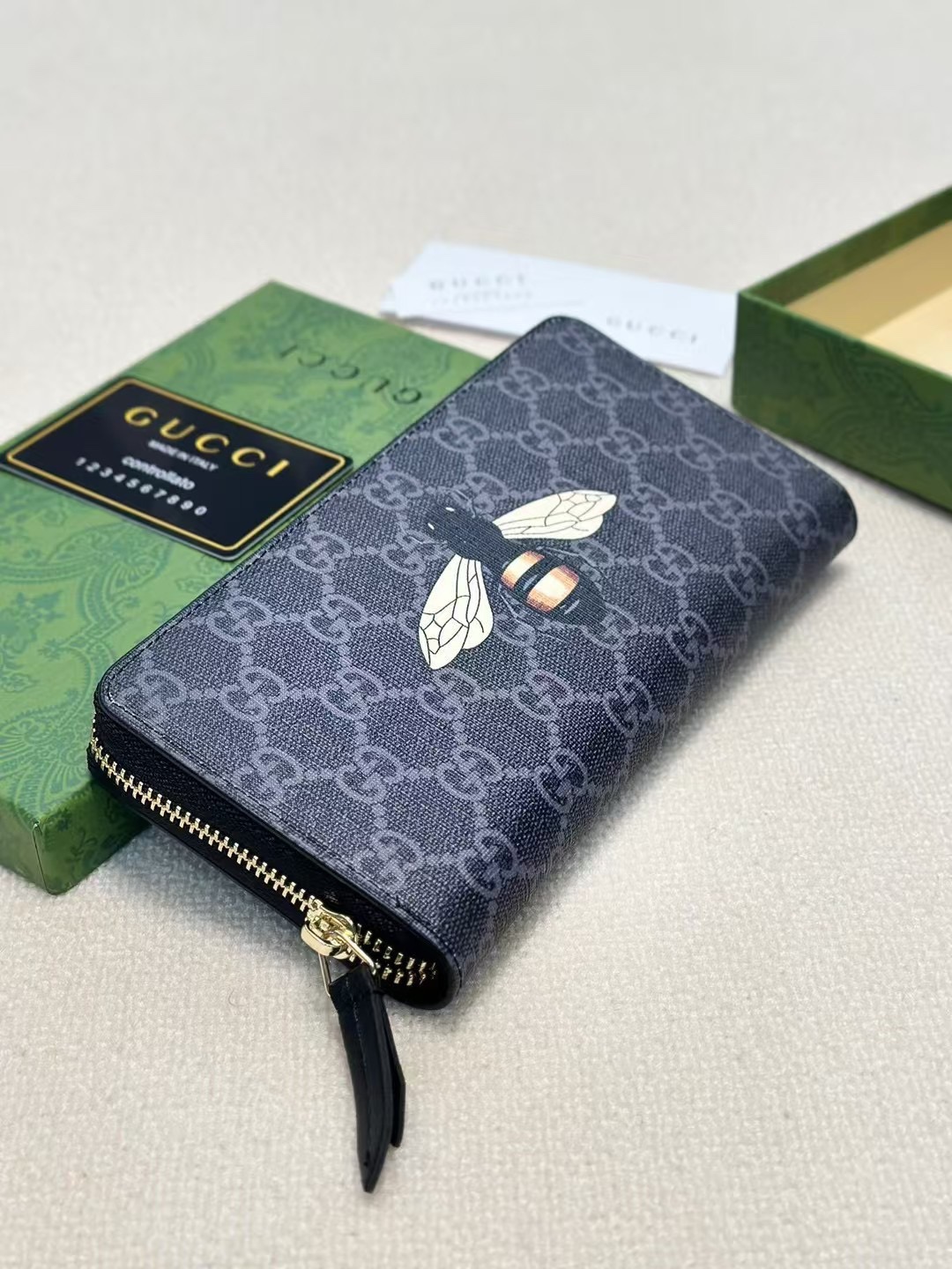 グッチ「Gucci」シグネチャー レザー ウェブ ジップアラウンドウォレット