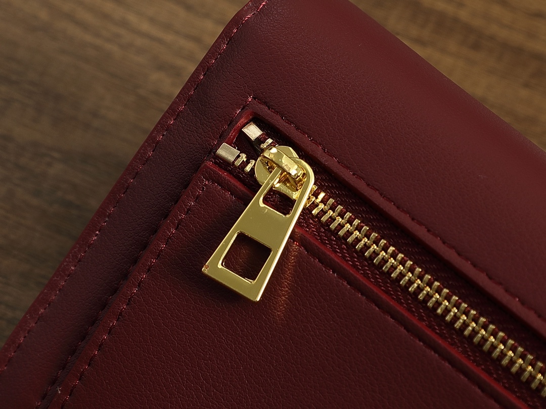 ロエベ「LOEWE」ぺブル バーティカル ウォレット スモール（シャイニーナパカーフ）