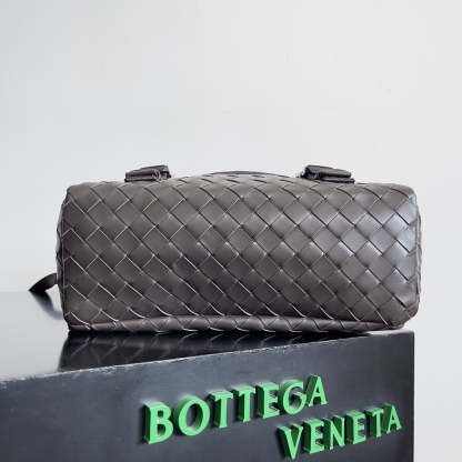ボッテガ・ヴェネタ「Bottega Veneta」スムースレザー ユニセックスショルダーバッグ