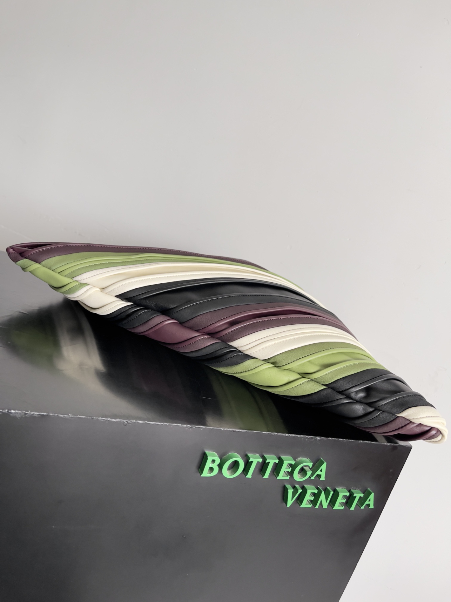 ボッテガ・ヴェネタ「Bottega Veneta」ラージホップ レザー ショルダーバッグ