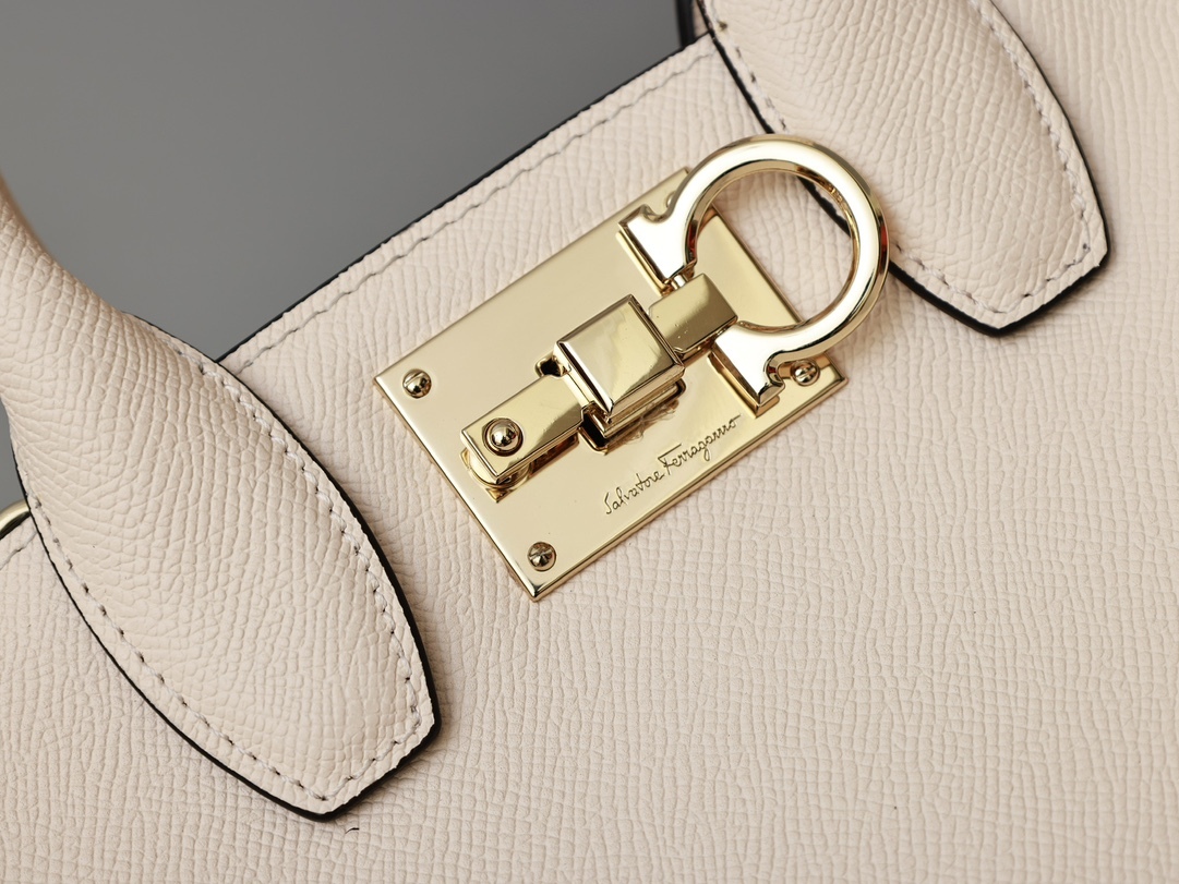 フェラガモ「Ferragamo」スタジオレザートートバッグ