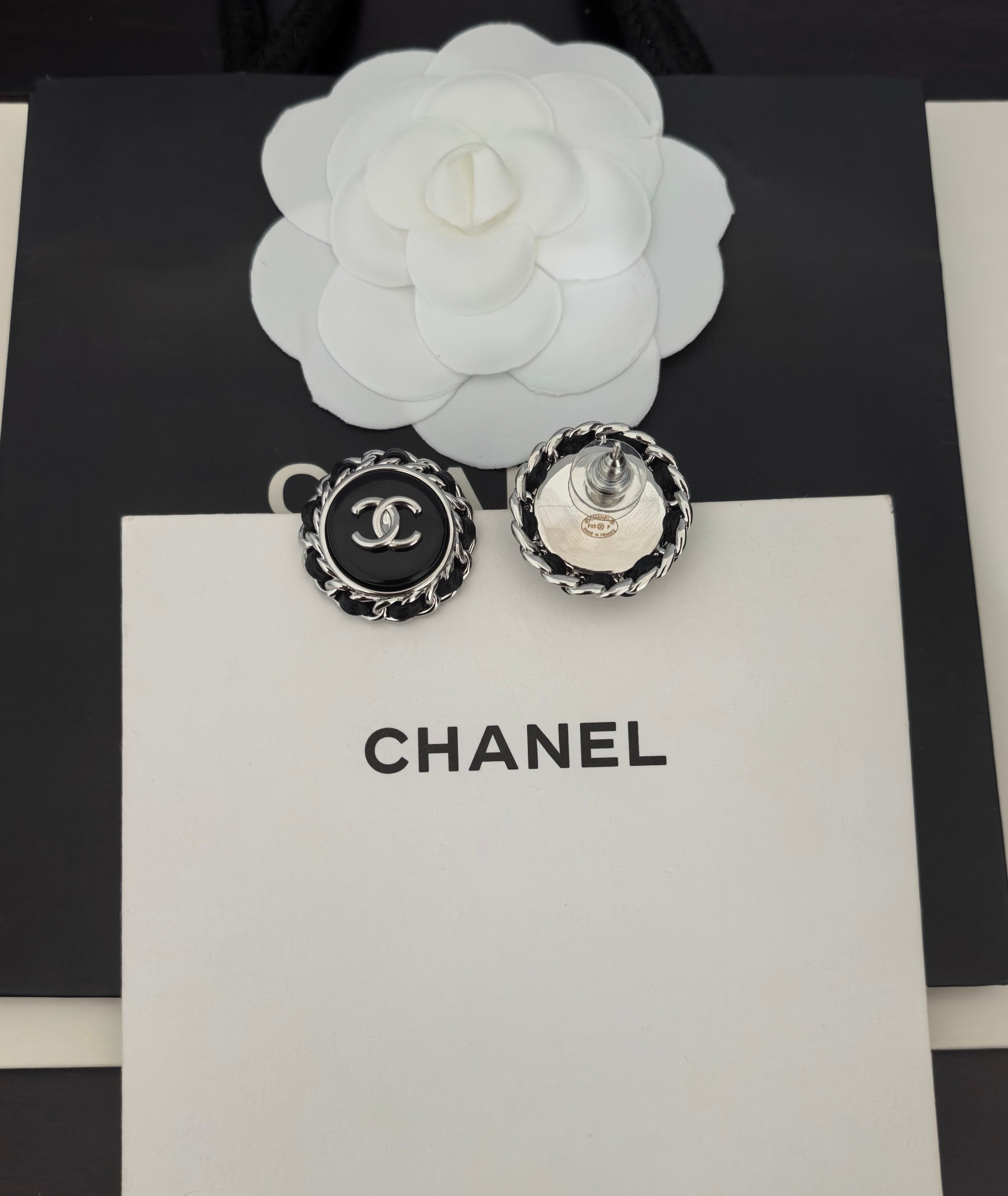 シャネル「Chanel」 ラウンド ブラック イヤリング 最新コレクション