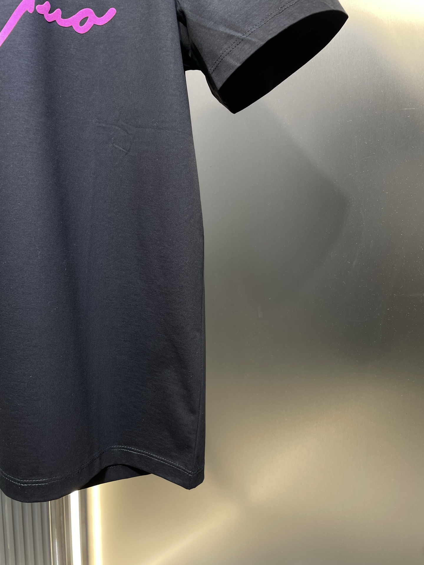 ヴァレンティノ「Valentino」25SS サマーコレクション 3D フロッキー ラウンドネックTシャツ