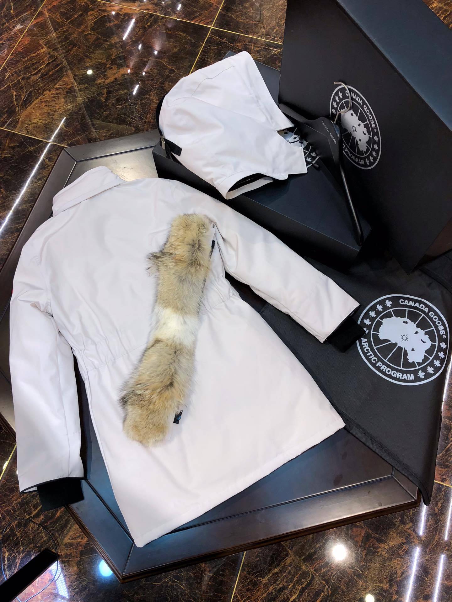 カナダグース「Canada Goose」レディース ロングダウンコート