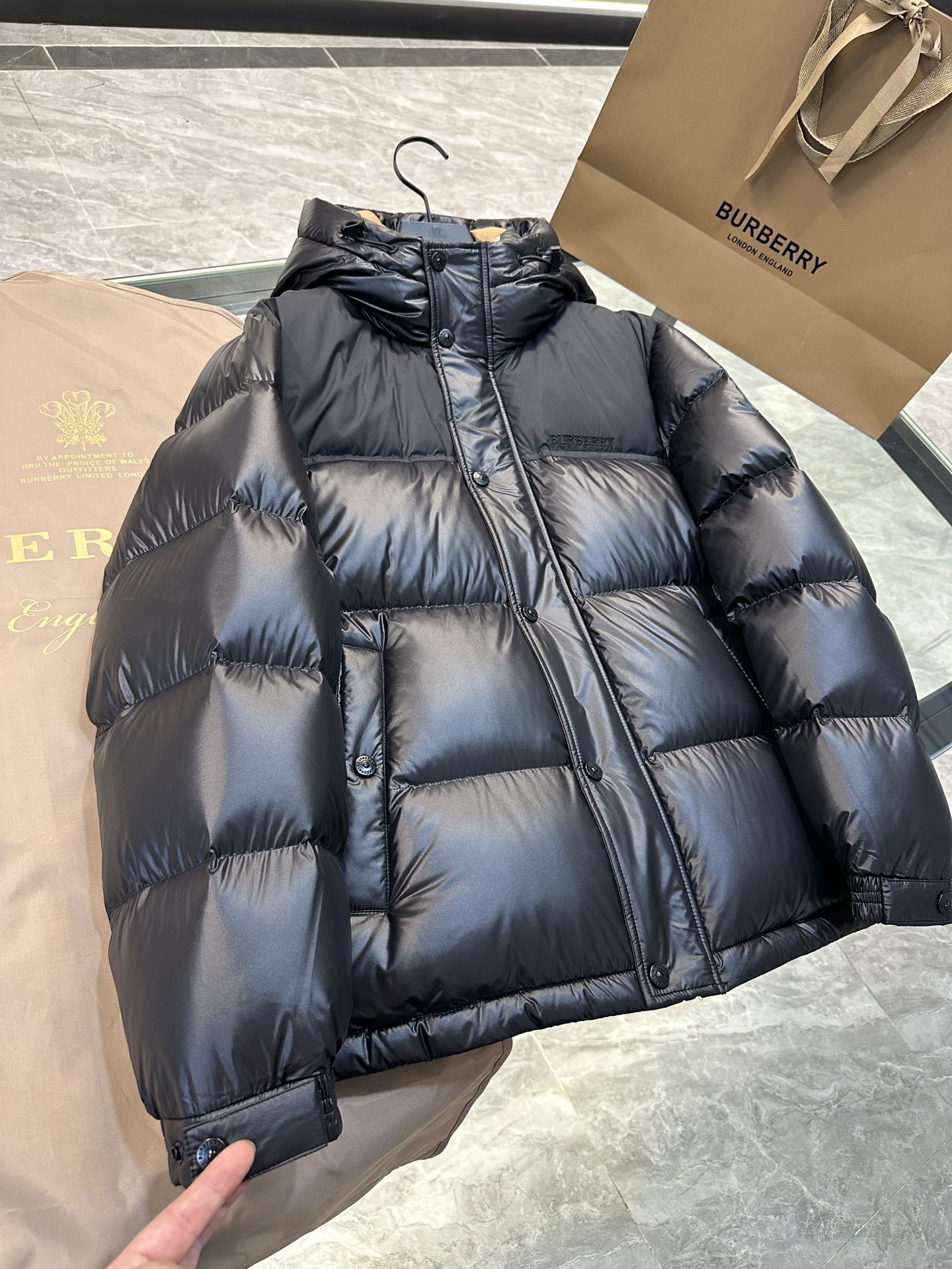 バーバリー「Burberry」インパクトカラーラバーアルファベットロゴキャップダウンジャケット