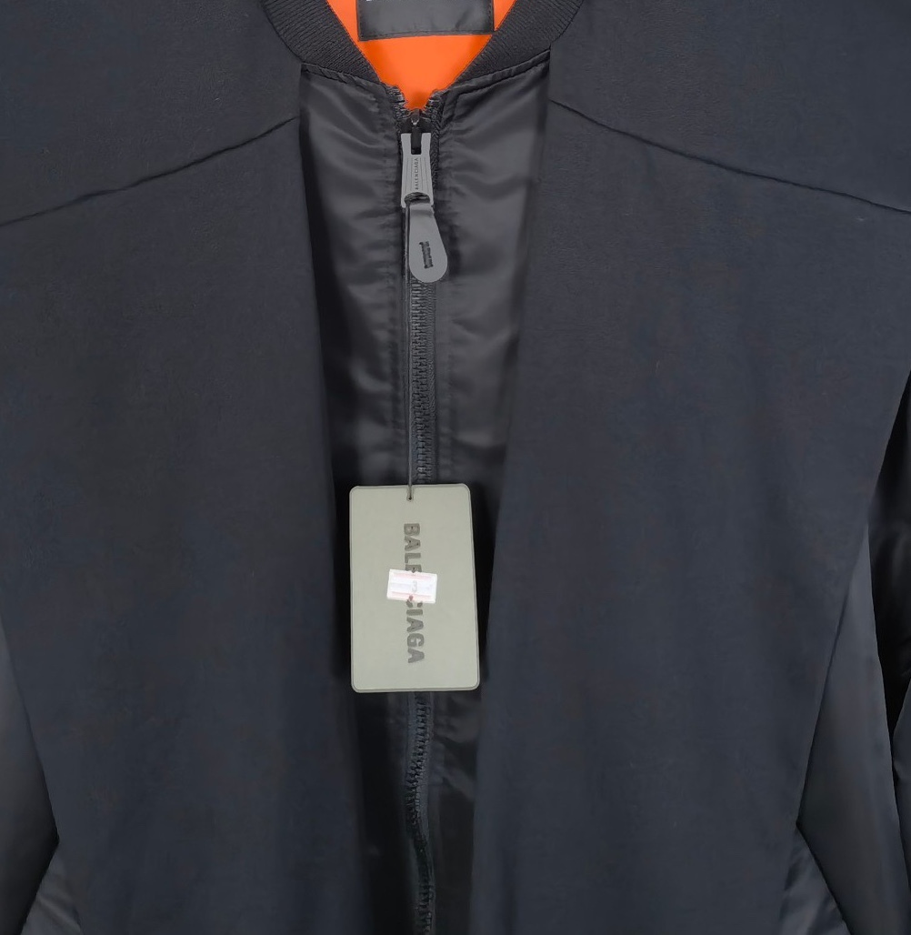 バレンシアガ「Balenciaga」‌秋冬コレクションのダブルキャップパッチワークフライトジャケット