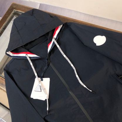 モンクレール「Moncler」 Grenoble 連帽ウェブテープエンボス加工ジャケット