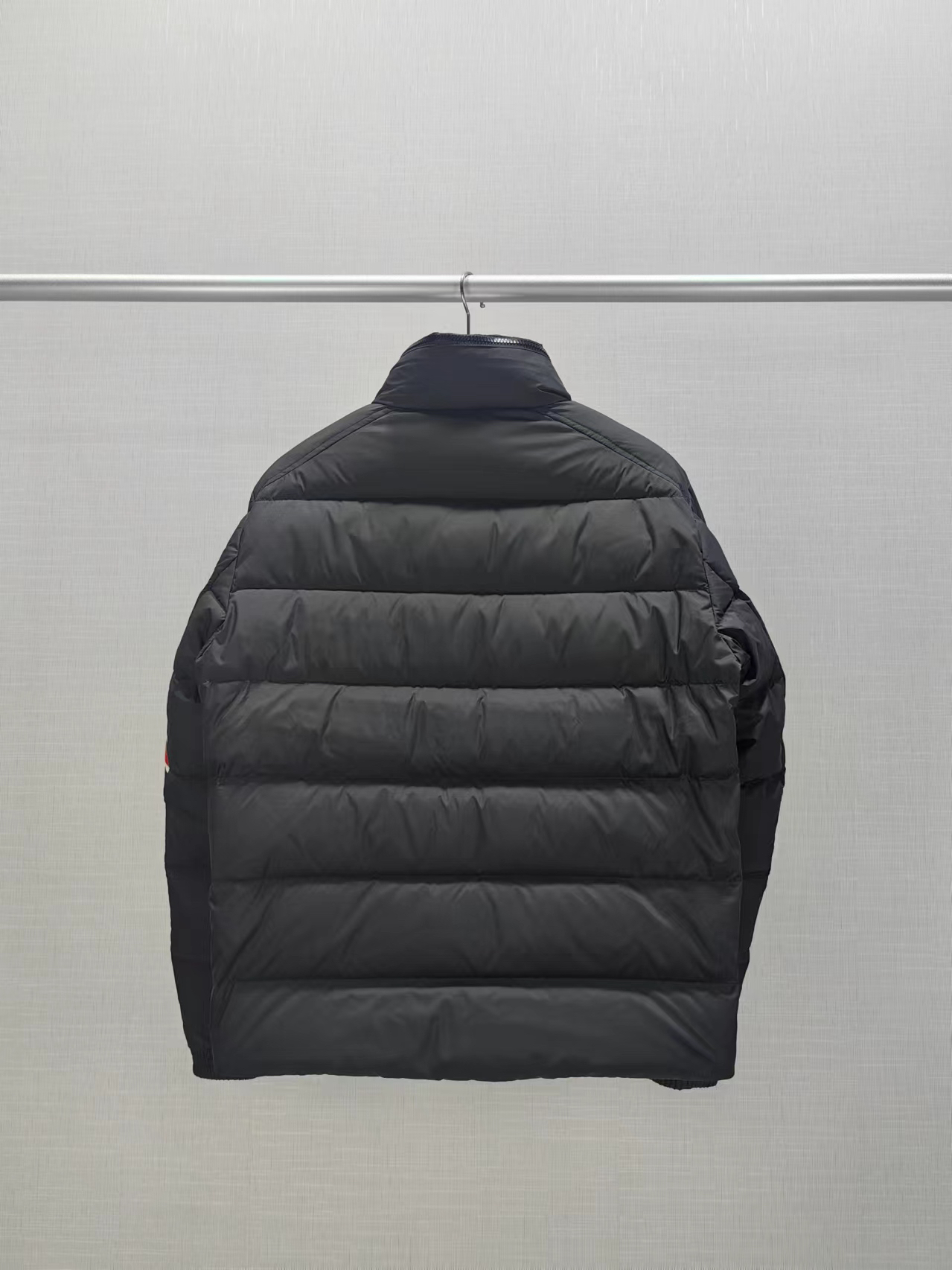 モンクレール「Moncler」カラーテープ スリーブ パネル ダウンジャケット
