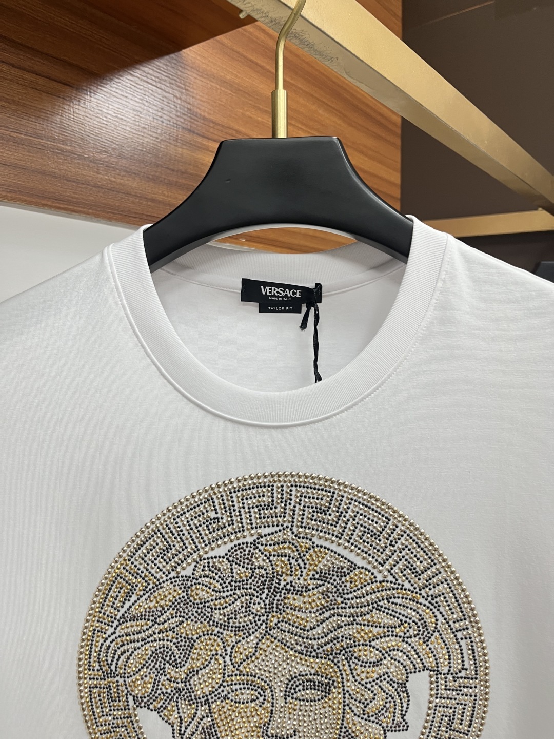 ヴェルサーチ「Versace」25SS クリスタルスワロフスキービーズ ラウンドネックTシャツ