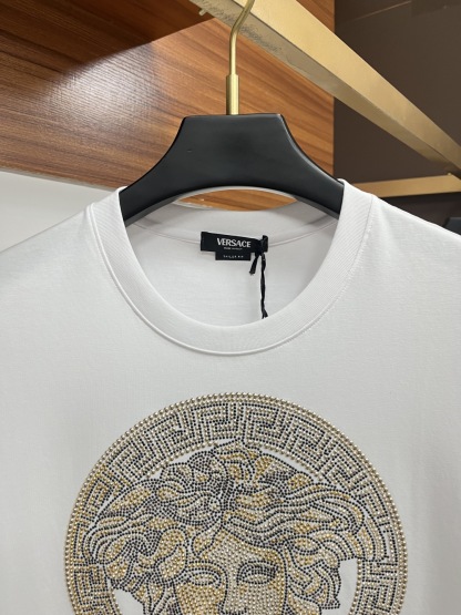 ヴェルサーチ「Versace」25SS クリスタルスワロフスキービーズ ラウンドネックTシャツ
