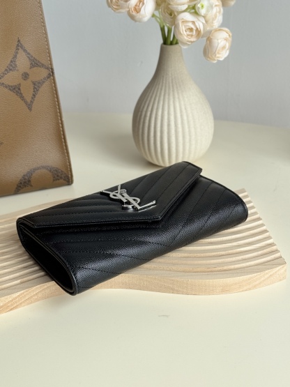 サンローラン「Saint Laurent」カサンドラ ラージウォレット（ラムスキン）