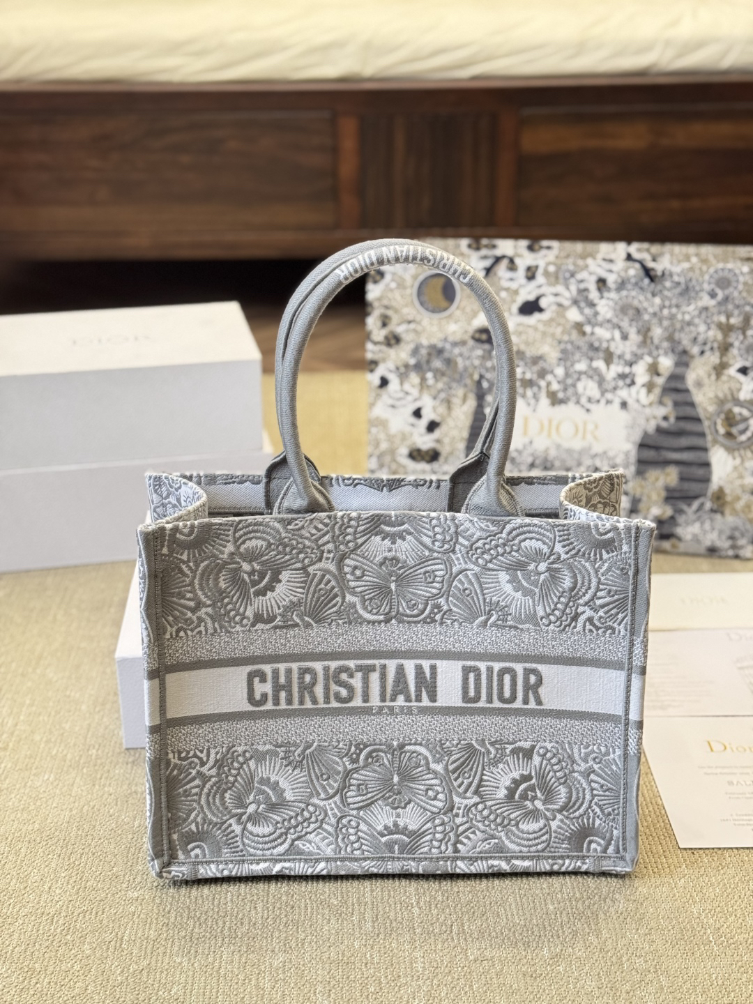 ディオール Dior Book Tote バッグ スモール、ミディアム、ラージの3つのサイズ