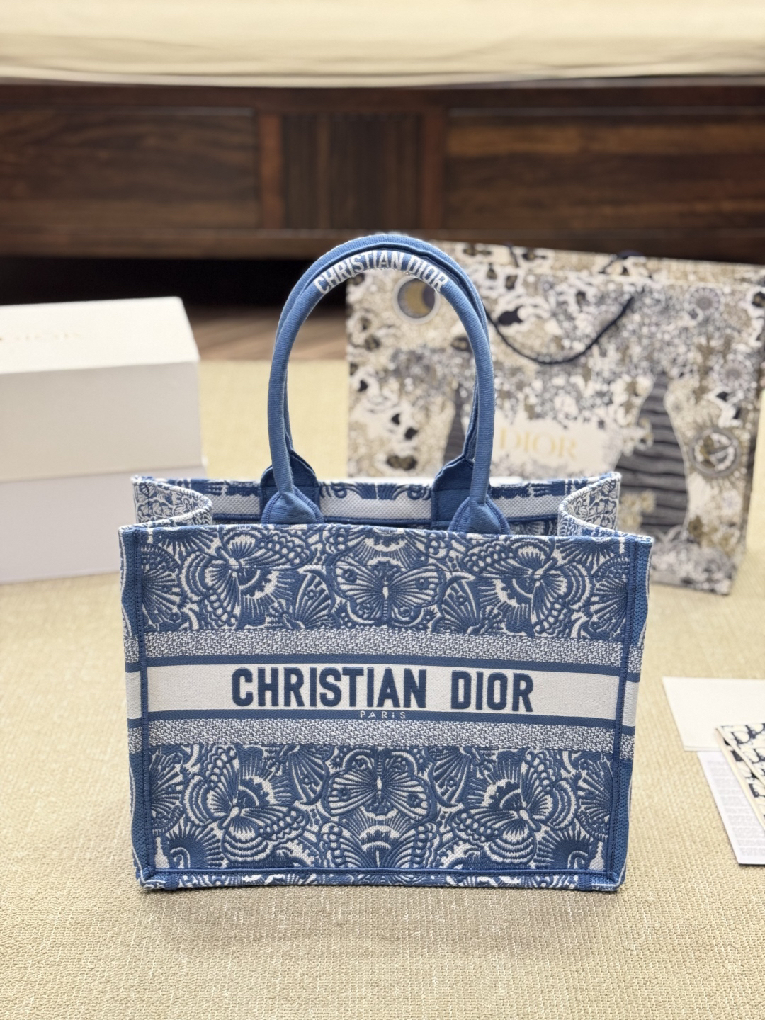 ディオール Dior Book Tote バッグ スモール、ミディアム、ラージの3つのサイズ