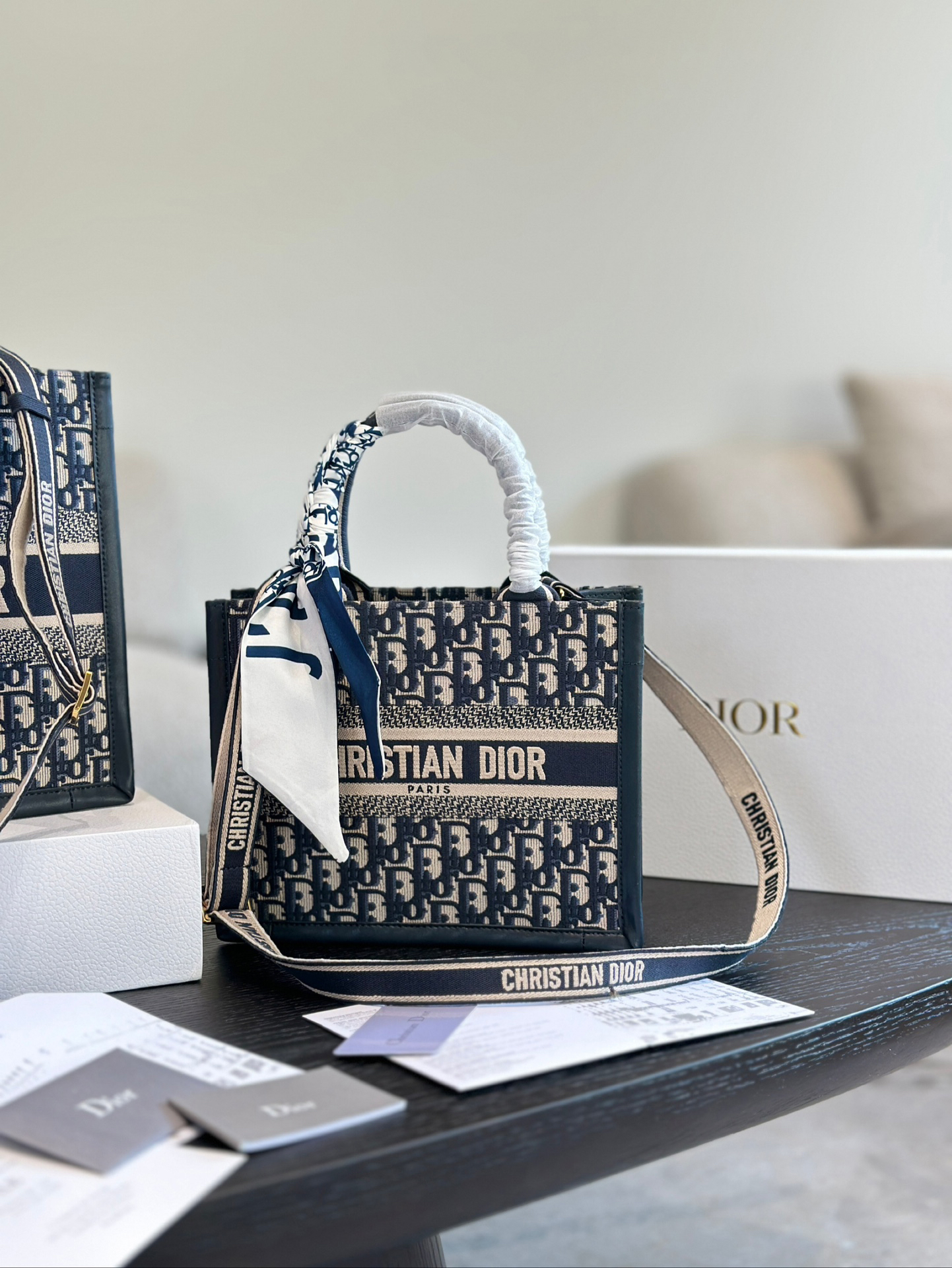 ディオール Dior Book Tote バッグ スモール、ミディアムの2つのサイズ