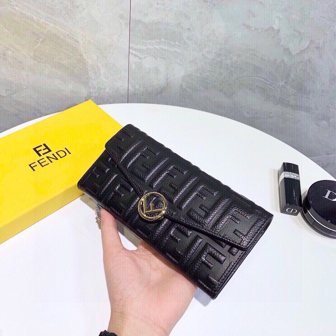 フェンディ「Fendi」高級エンボス牛革の大きな イタリア製財布