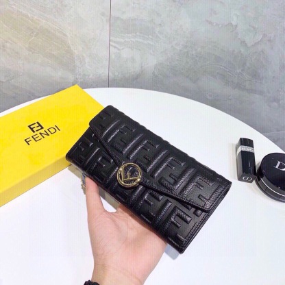 フェンディ「Fendi」高級エンボス牛革の大きな イタリア製財布