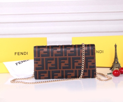 フェンディ「Fendi」高級エンボス牛革の大きな イタリア製財布
