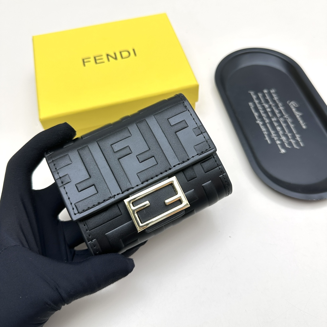 フェンディ「Fendi」高級エンボス牛革の大きな イタリア製財布