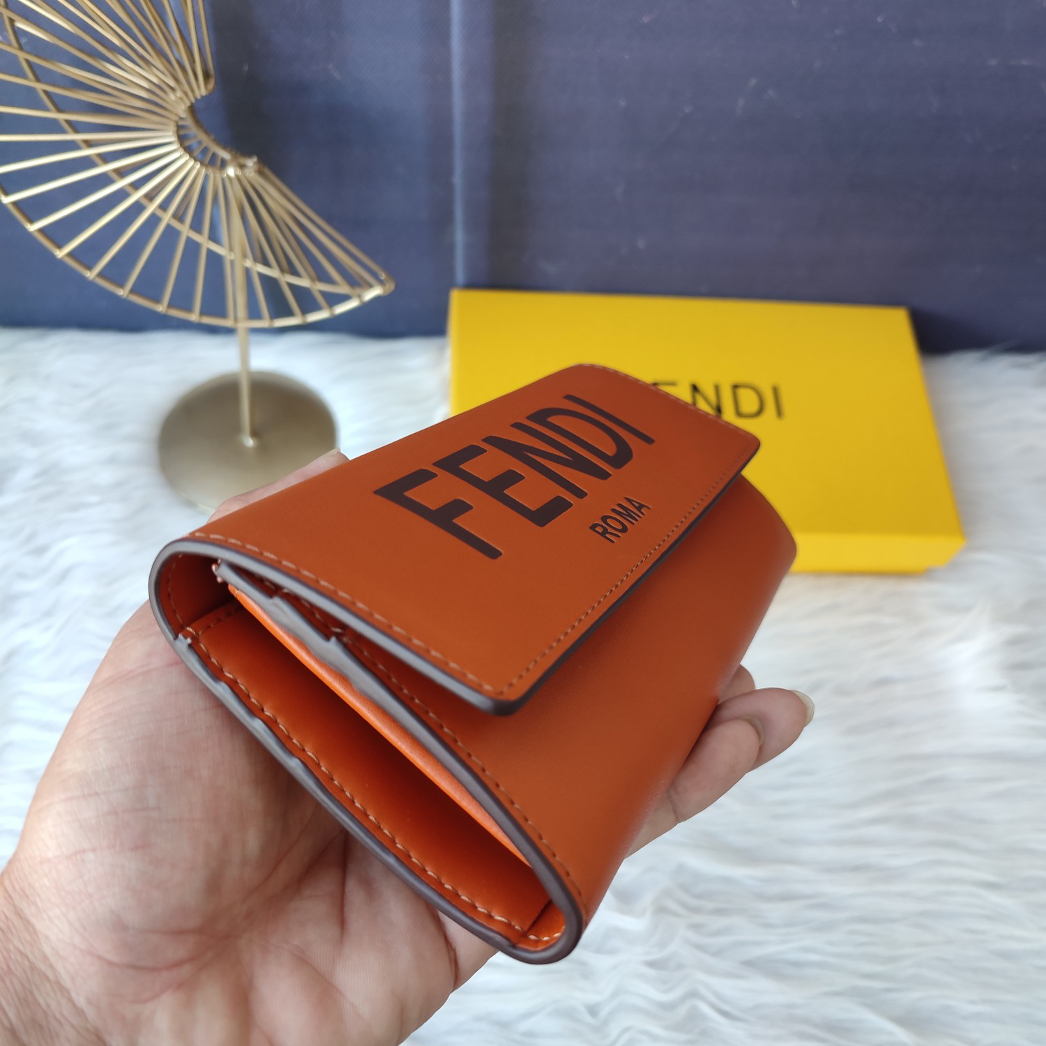 フェンディ「Fendi」高級エンボス牛革の大きな イタリア製財布