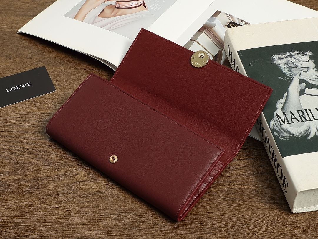 ロエベ「LOEWE」ぺブル バーティカル ウォレット スモール（シャイニーナパカーフ）