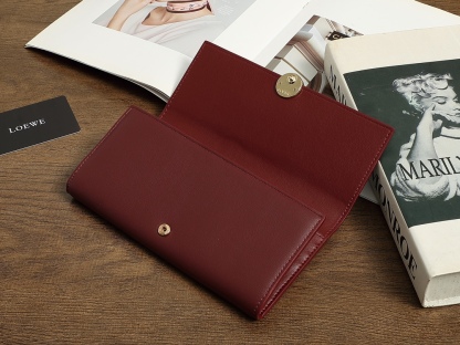 ロエベ「LOEWE」ぺブル バーティカル ウォレット スモール（シャイニーナパカーフ）