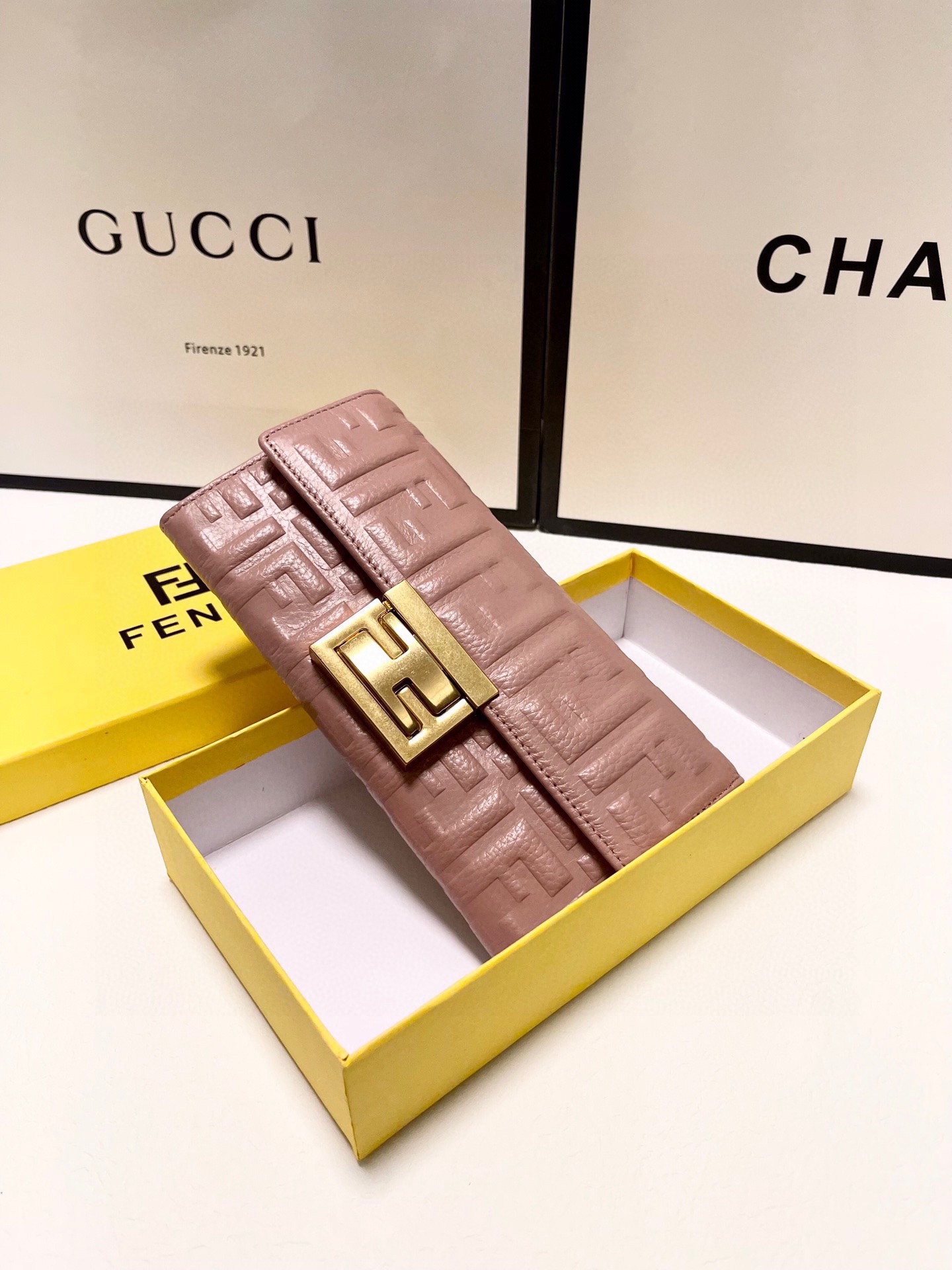 フェンディ「Fendi」高級エンボス牛革の大きな イタリア製財布