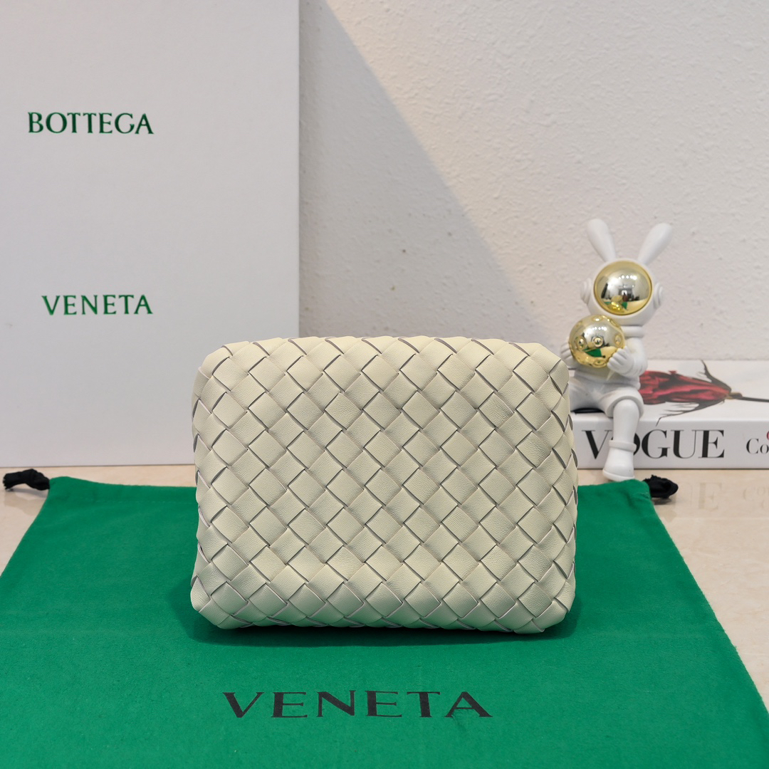 ボッテガ・ヴェネタ「Bottega Veneta」アンディアモ パラシュート マルチバッグ