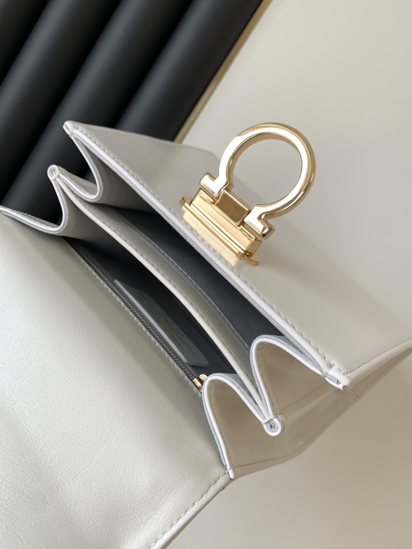 フェラガモ「Ferragamo」ミュージアムコレクシトッョンプハンドル ショルダーバッグ