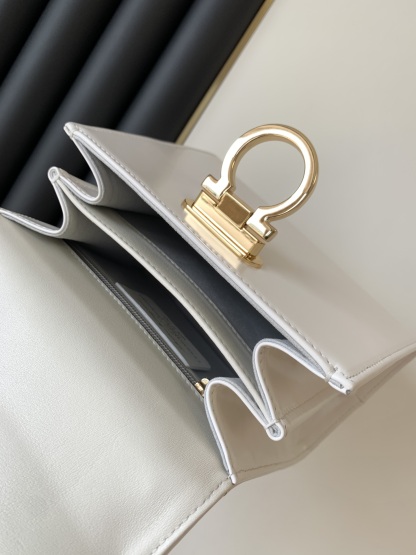 フェラガモ「Ferragamo」ミュージアムコレクシトッョンプハンドル ショルダーバッグ