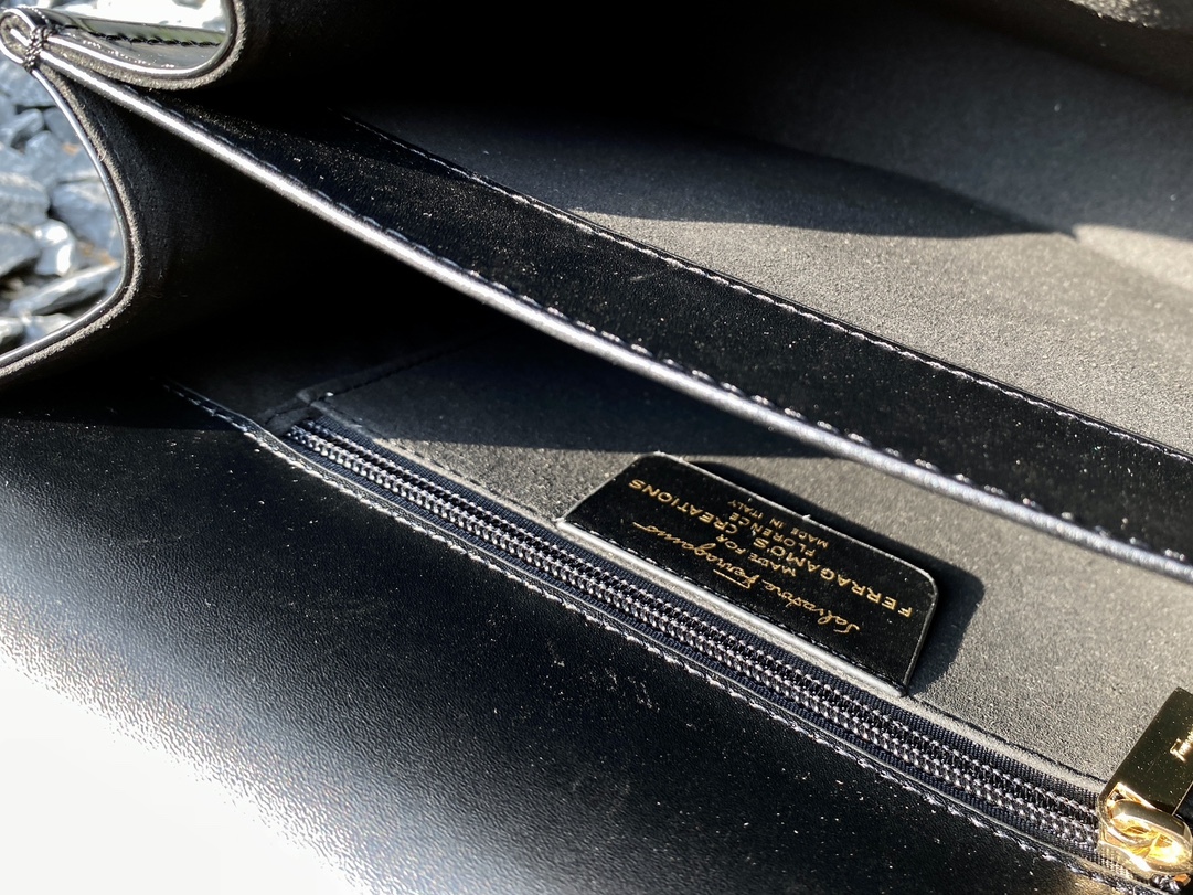 フェラガモ「Ferragamo」ミュージアムコレクション レトロラージトートバッグ